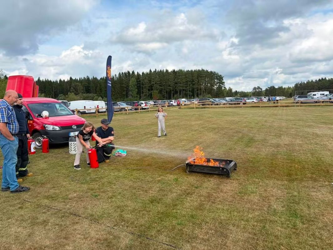 Någon testar brandsläckning